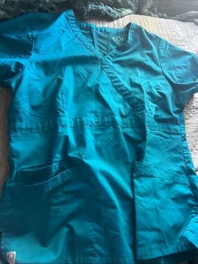 Women's Teal V-Neck Scrub Top with Front Pockets